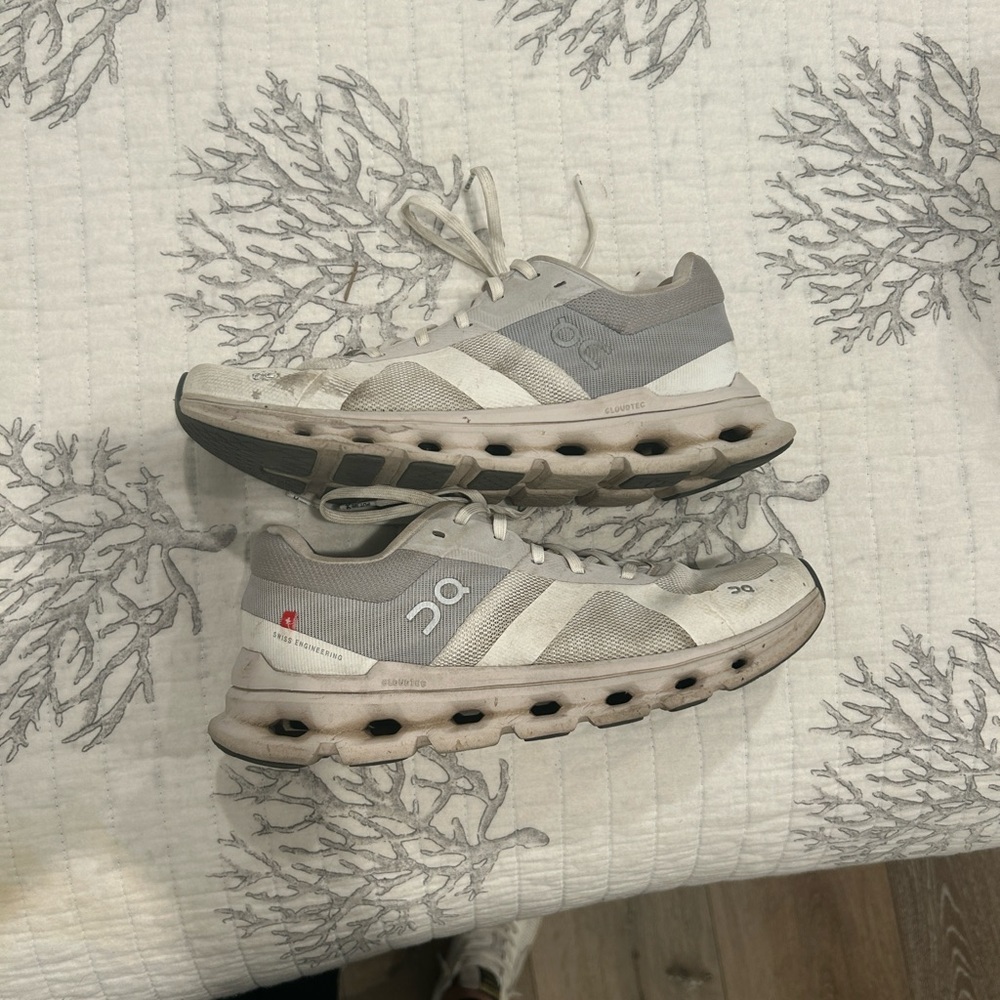 On CloudRunner Shoes Size 8